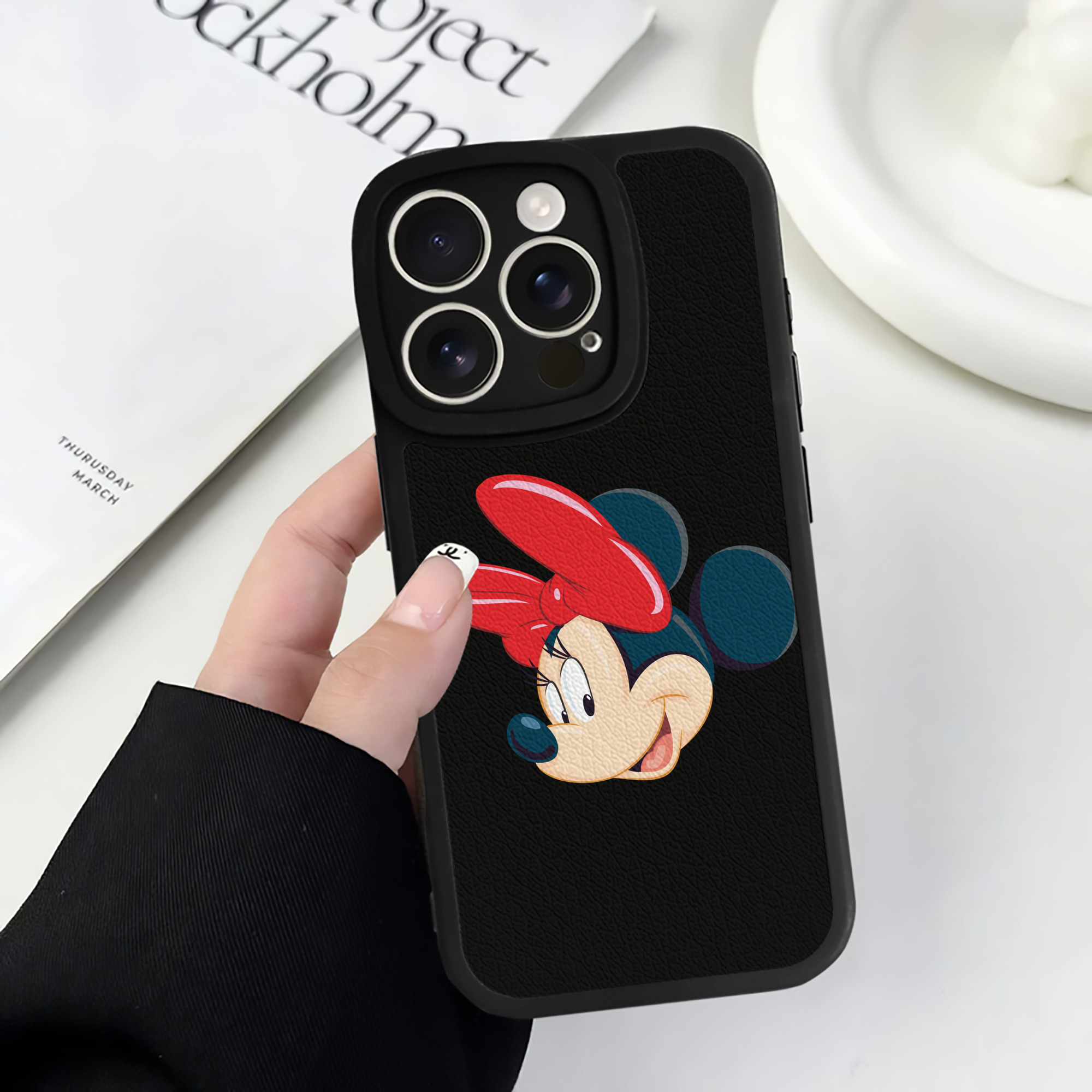 （画像用） ミッキーマウス Mickey Mouse 【iPhone 16シリーズ対応】シリコンスマホケース（レザー調） 材質：シリコン